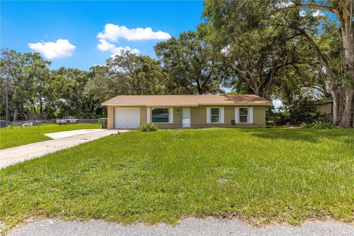 998 Hibiscus St., Lady Lake, FL 32159