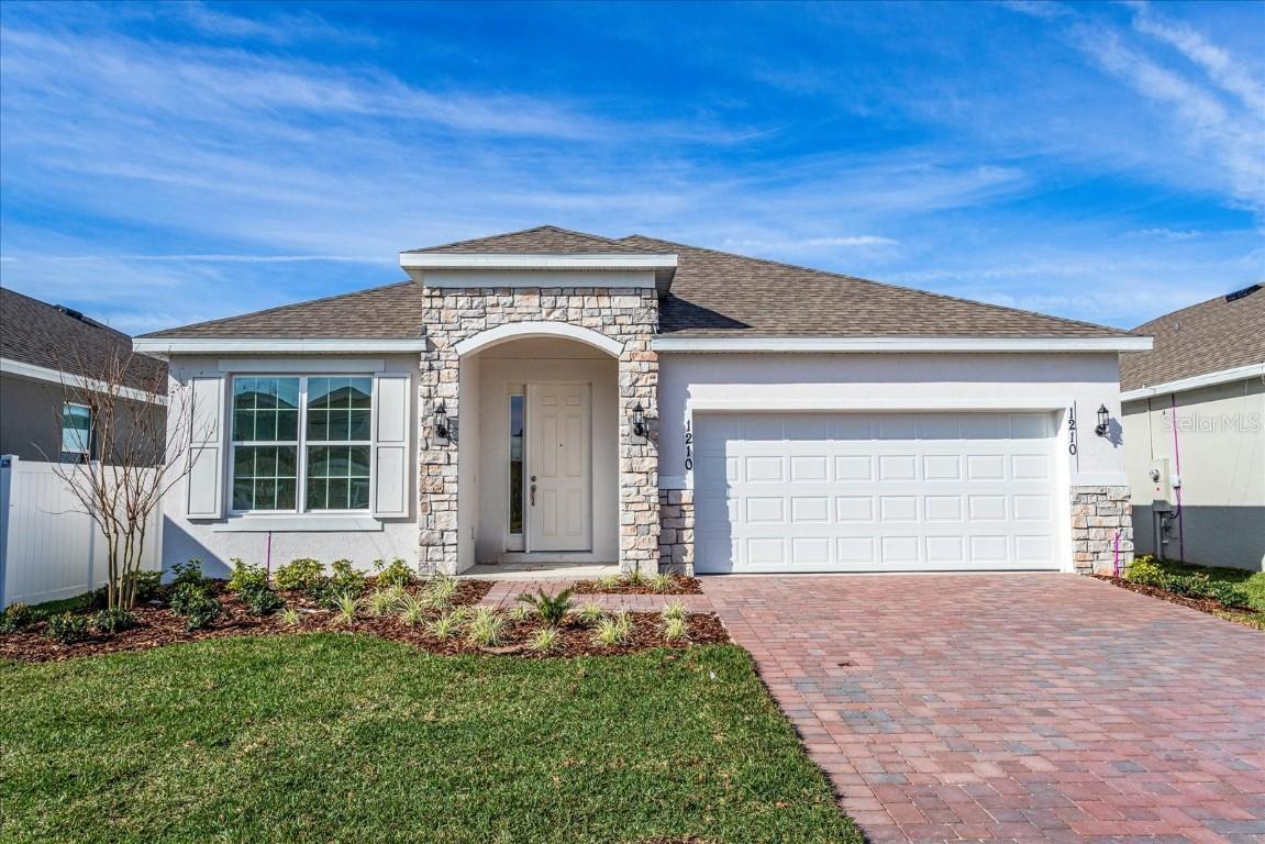 708 Sunshower Dr., Lady Lake, FL 32159