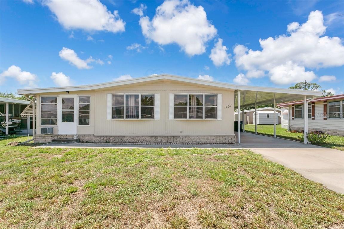 1207 Apache Cir., Tavares, FL 32778