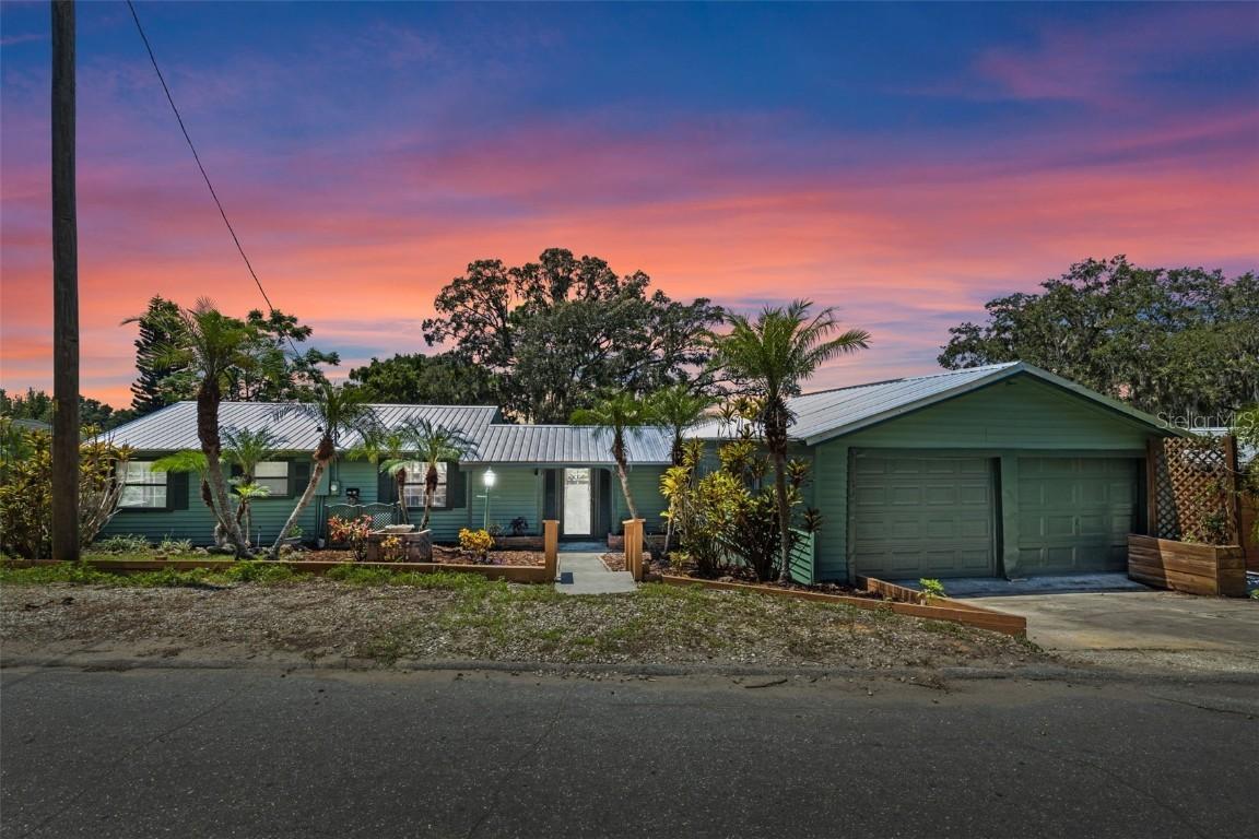 31525 Anderson Dr., Tavares, FL 32778