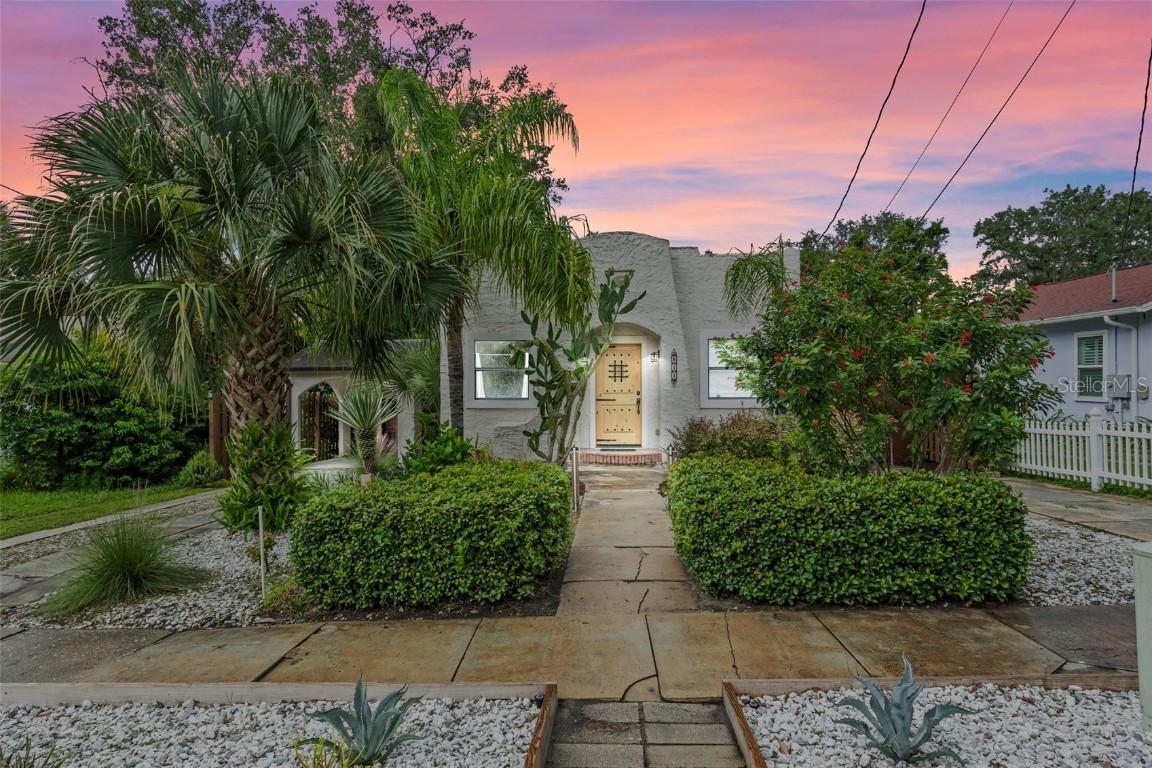 811 N Grandview St., Mount Dora, FL 32757