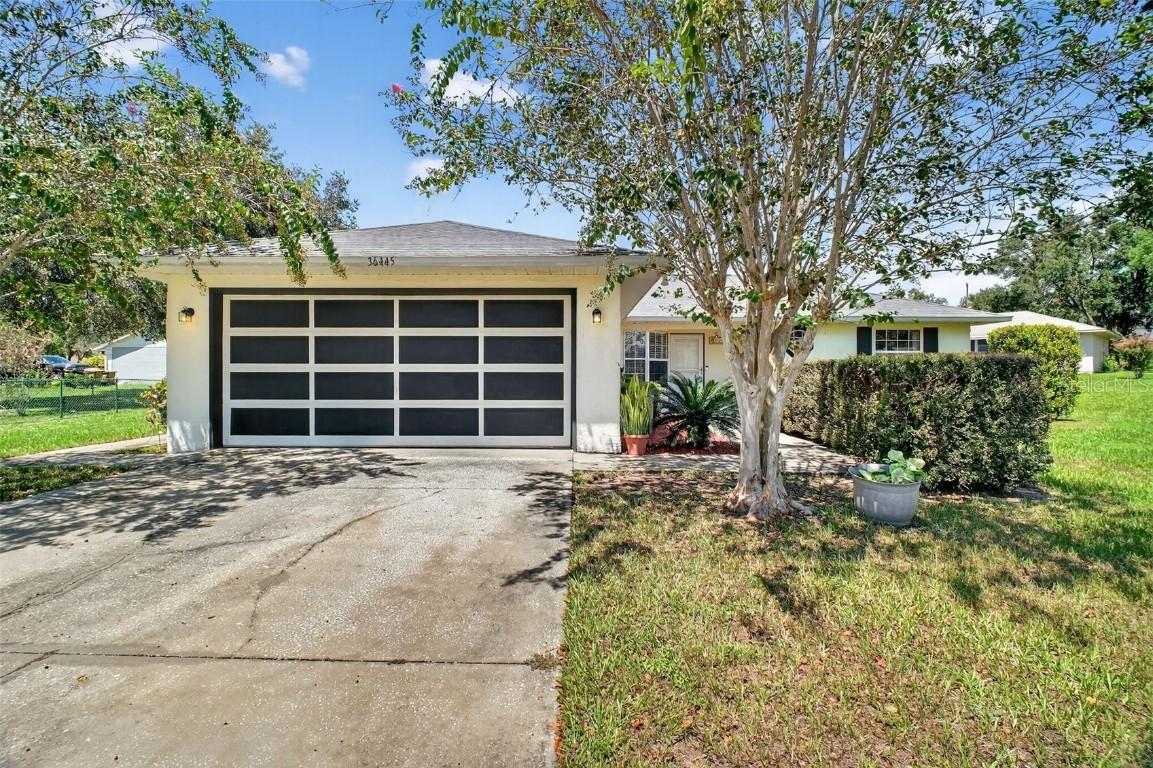 36445 Doral Dr., Grand Island, FL 32735