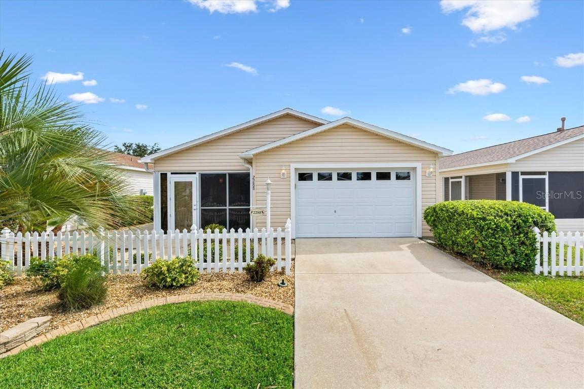 2288 Whisper St., The Villages, FL 32162