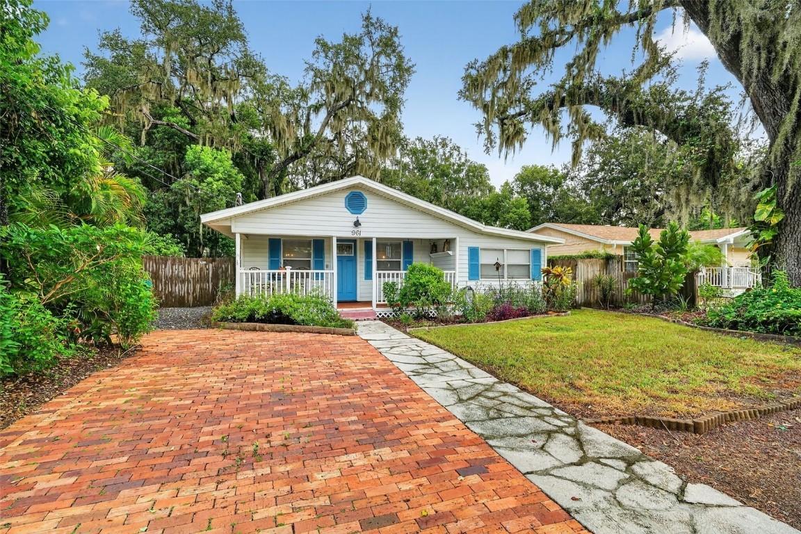 961 Liberty Ave., Mount Dora, FL 32757