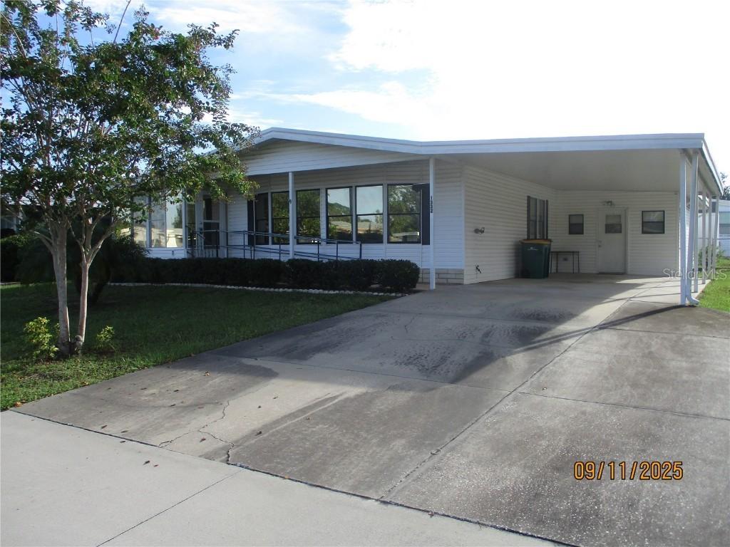 1332 Nassau Cir., Tavares, FL 32778