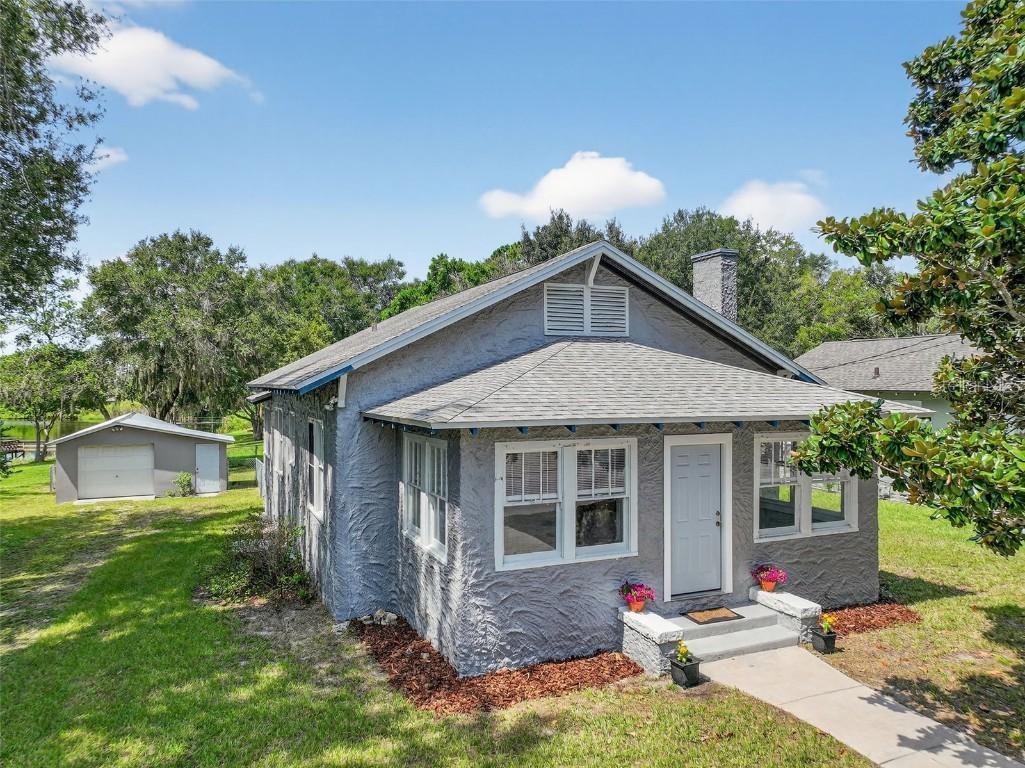 74 Lakeside Ave., Umatilla, FL 32784