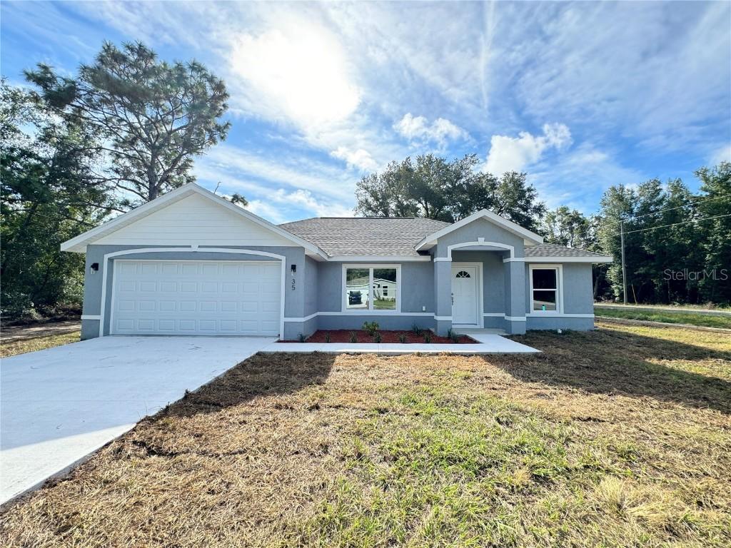 35 Bay Place Course, Ocklawaha, FL 32179