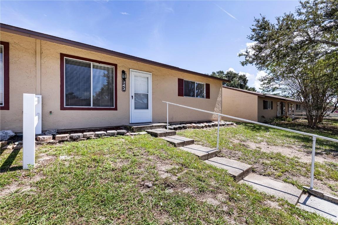 343 E Rosewood Ln., Tavares, FL 32778