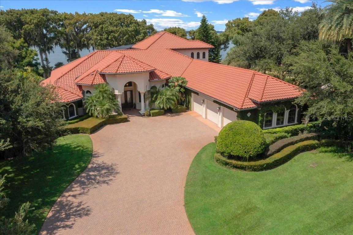 1420 Peninsula Dr., Tavares, FL 32778