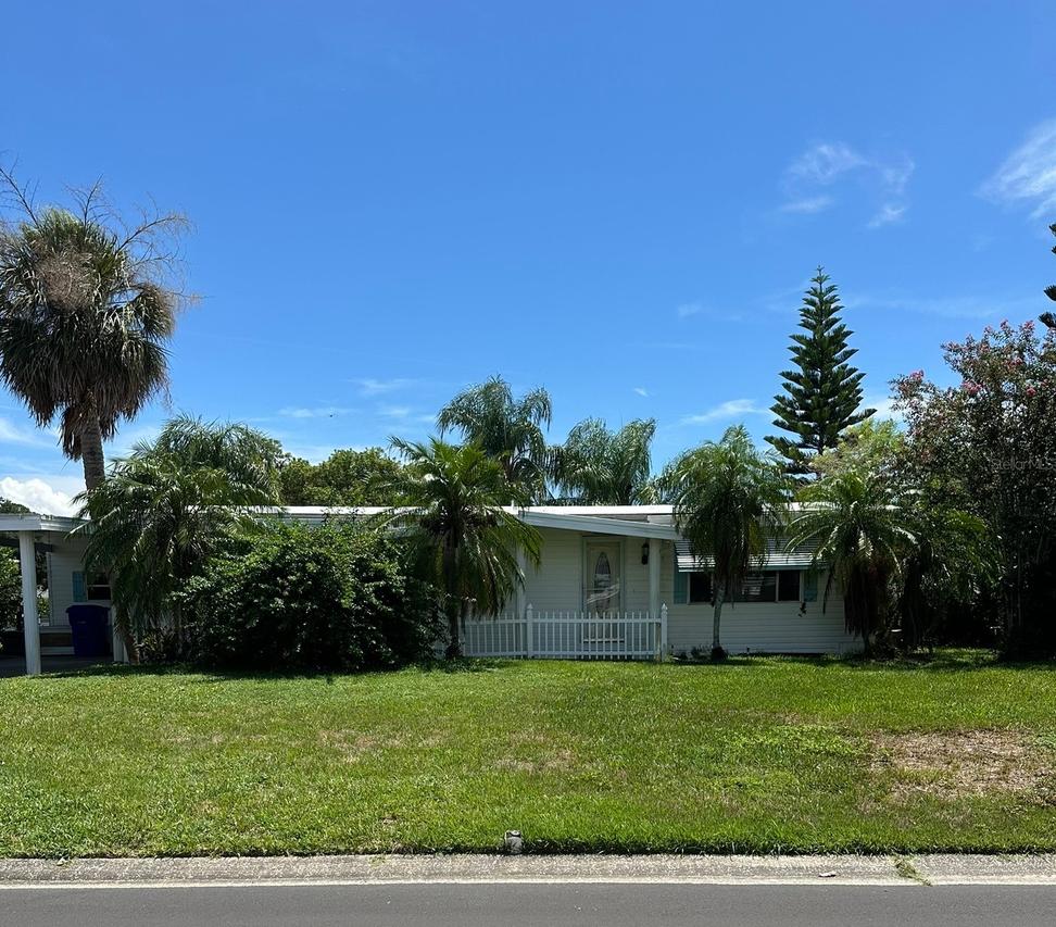 1014 Southland Dr., Tavares, FL 32778