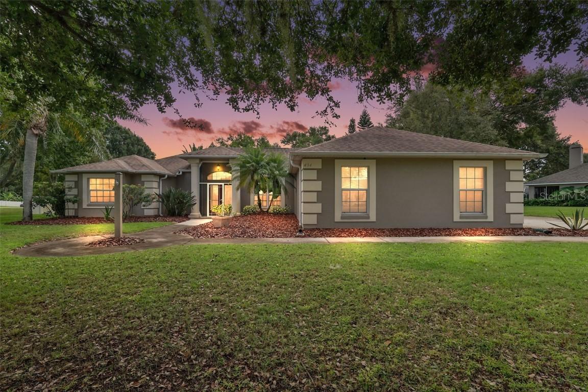 434 Oak View Dr., Tavares, FL 32778