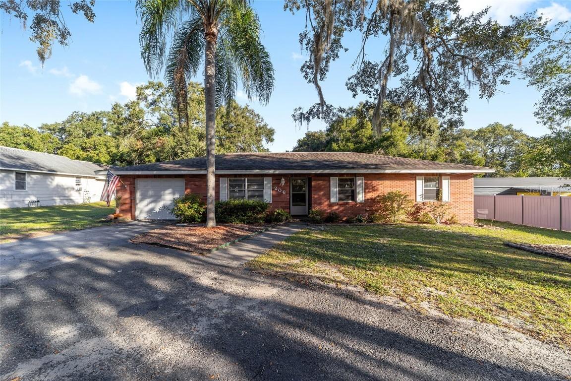 206 E Fountain St., Fruitland Park, FL 34731