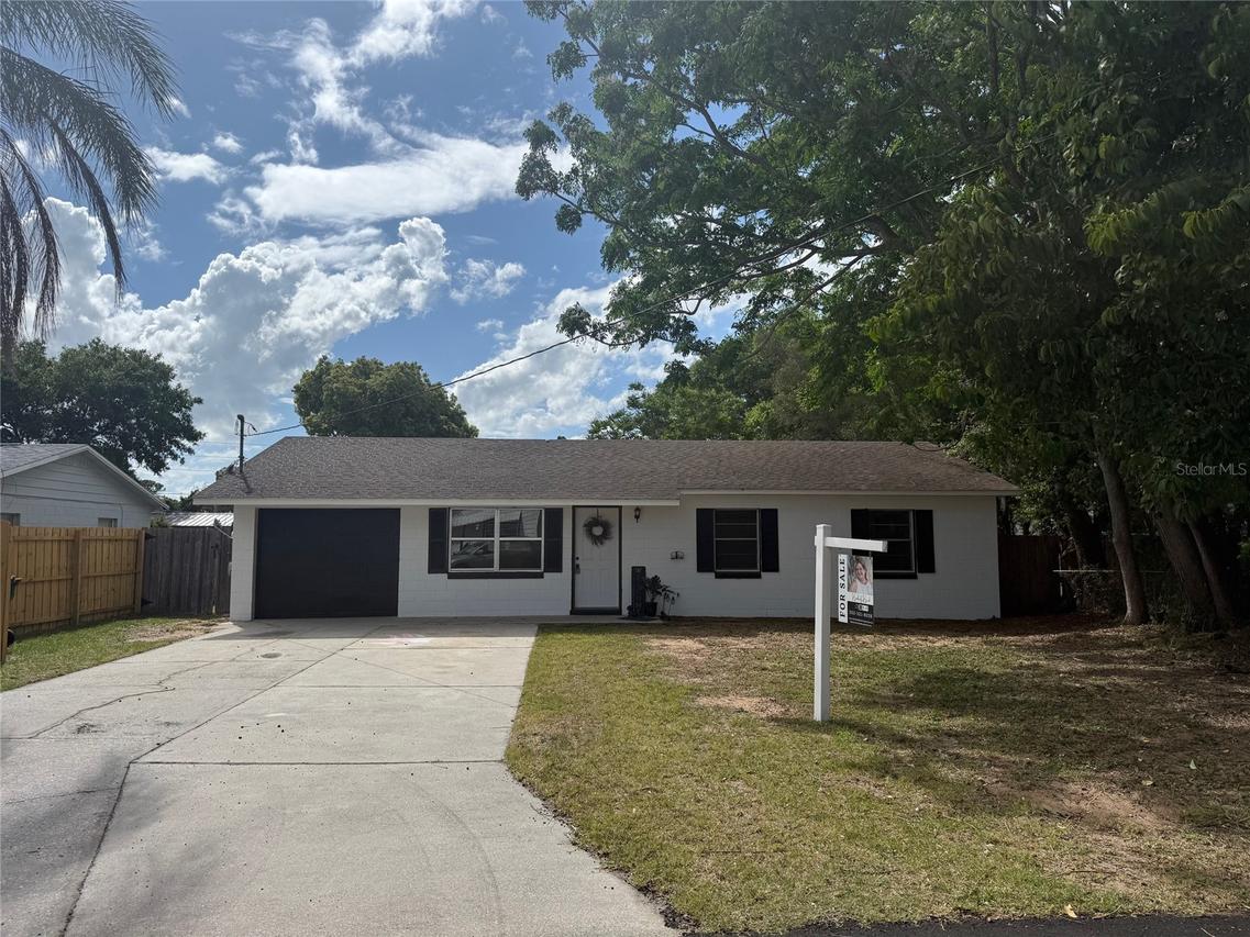 607 Ridge Pl., Tavares, FL 32778