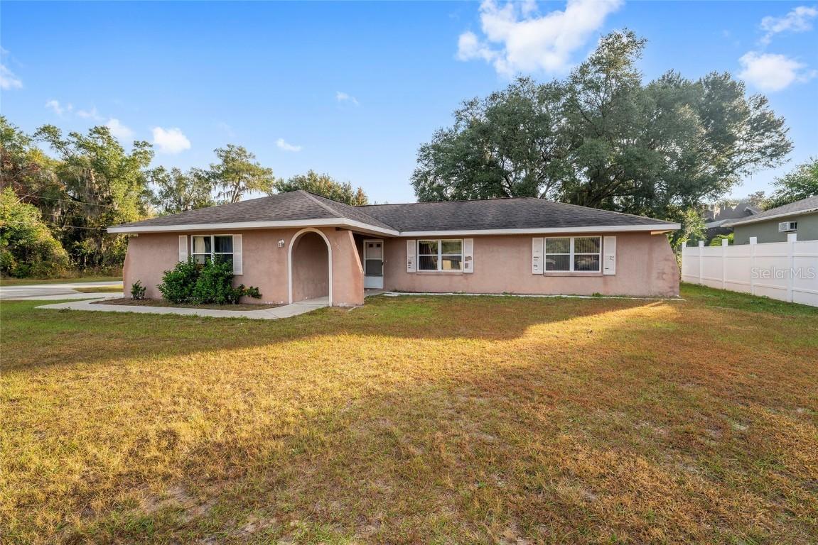 301 Woodland Tr., Lady Lake, FL 32159