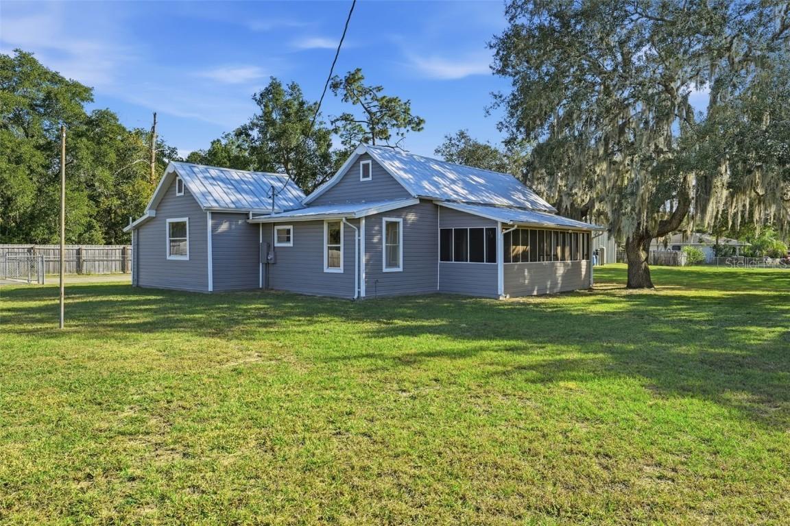 19402 E 5th St., Umatilla, FL 32784