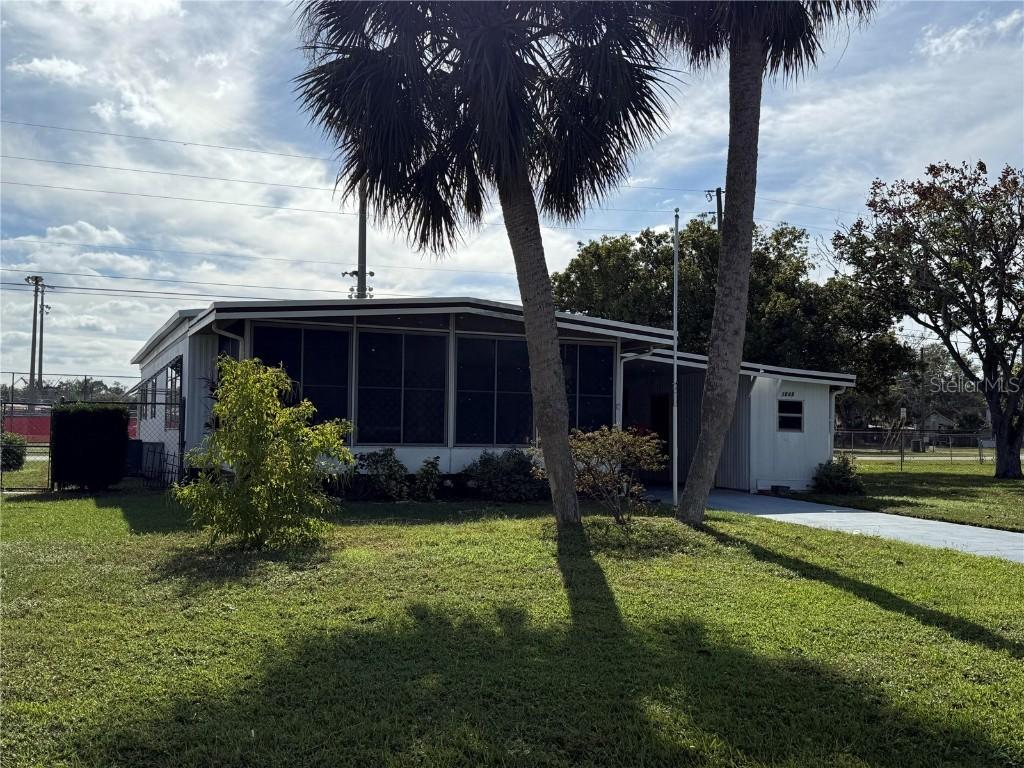 1043 Capella Dr., Tavares, FL 32778