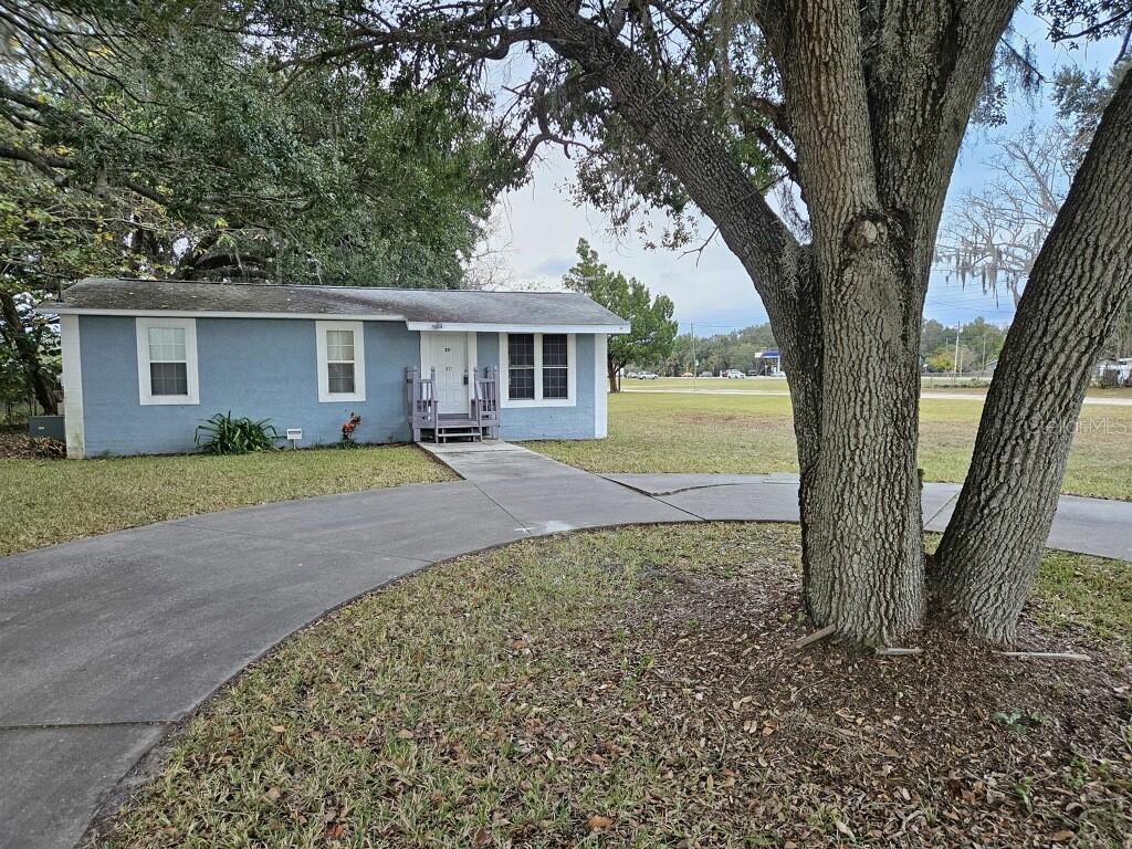 877 Anderson Ave., Mascotte, FL 34753