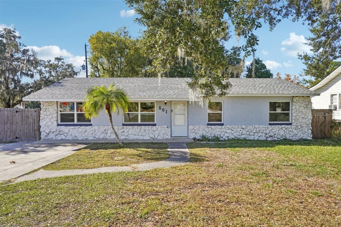 501 Dora Ave., Tavares, FL 32778