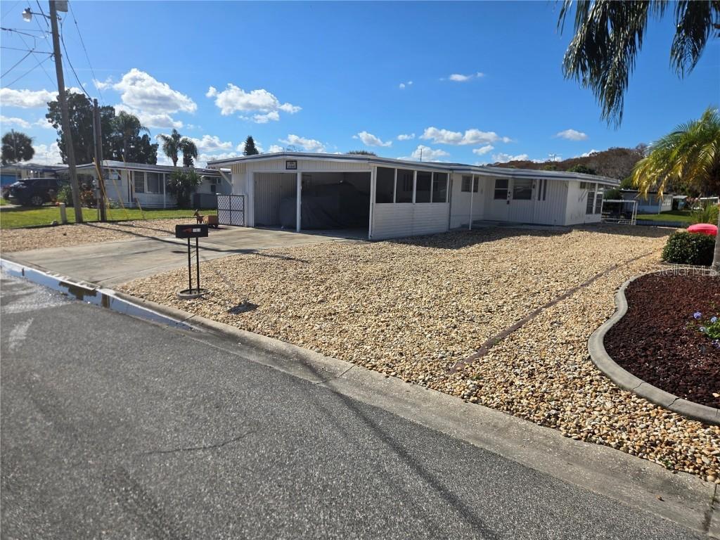 31645 Kelly Cir., Tavares, FL 32778