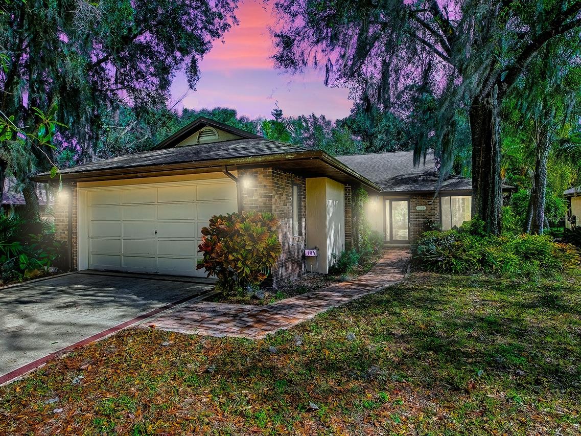 104 Waterwood Dr., Yalaha, FL 34797