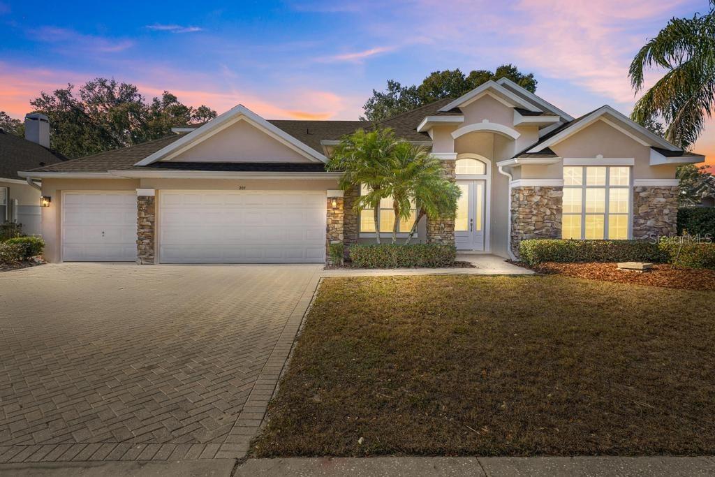 201 W Blue Water Edge Dr., Eustis, FL 32736
