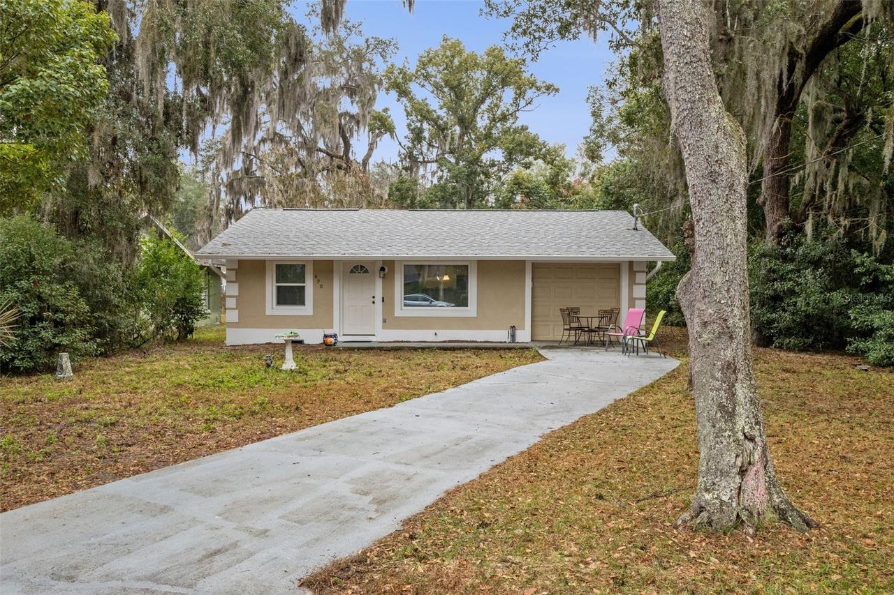 690 E Jackson Ave., Mount Dora, FL 32757