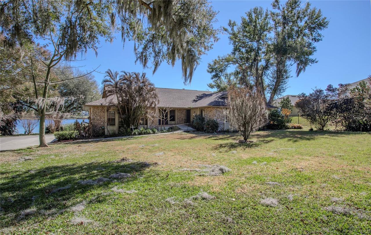 13 Hermosa Dr., Eustis, FL 32726