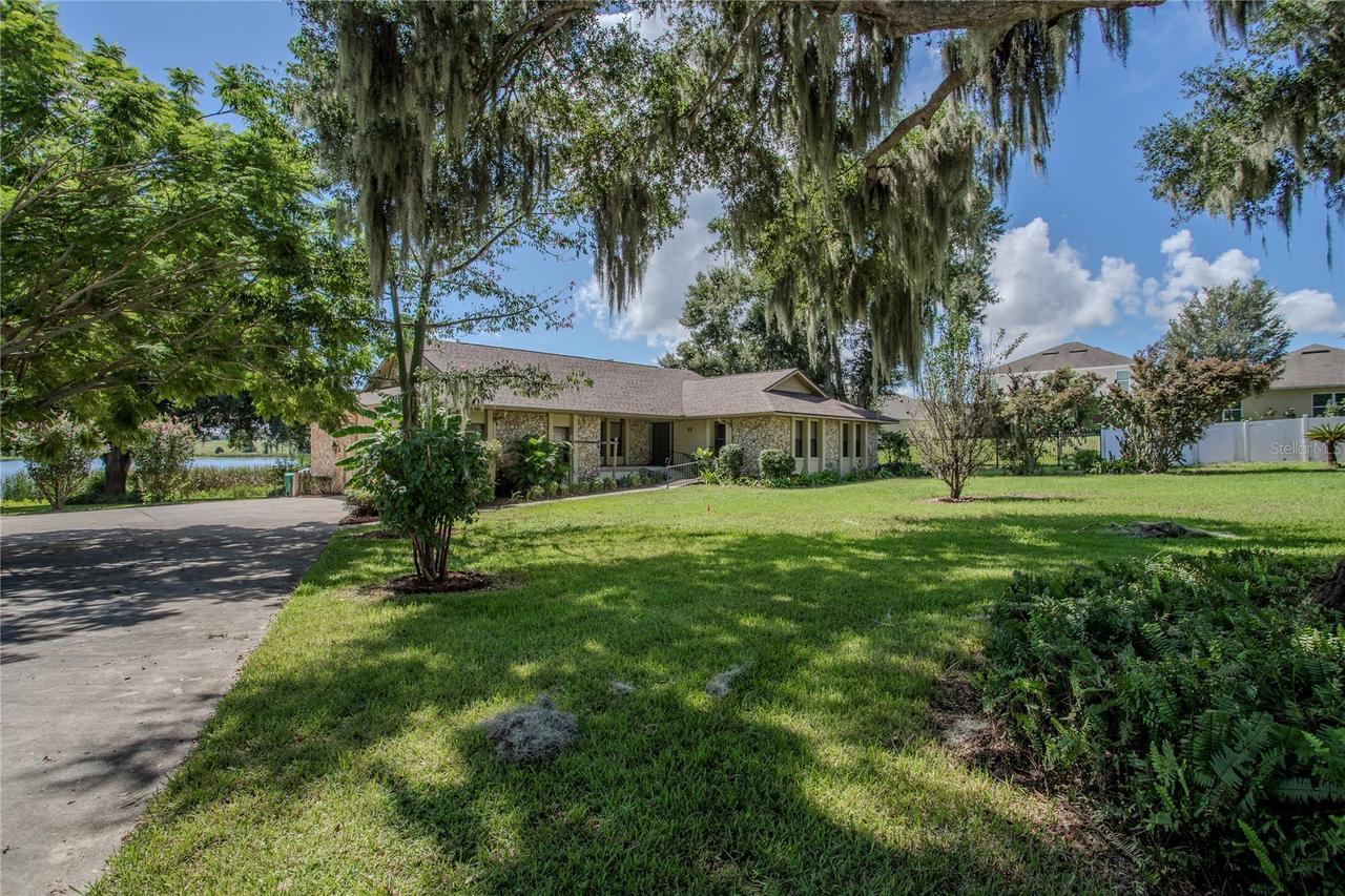 13 Hermosa Dr., Eustis, FL 32726