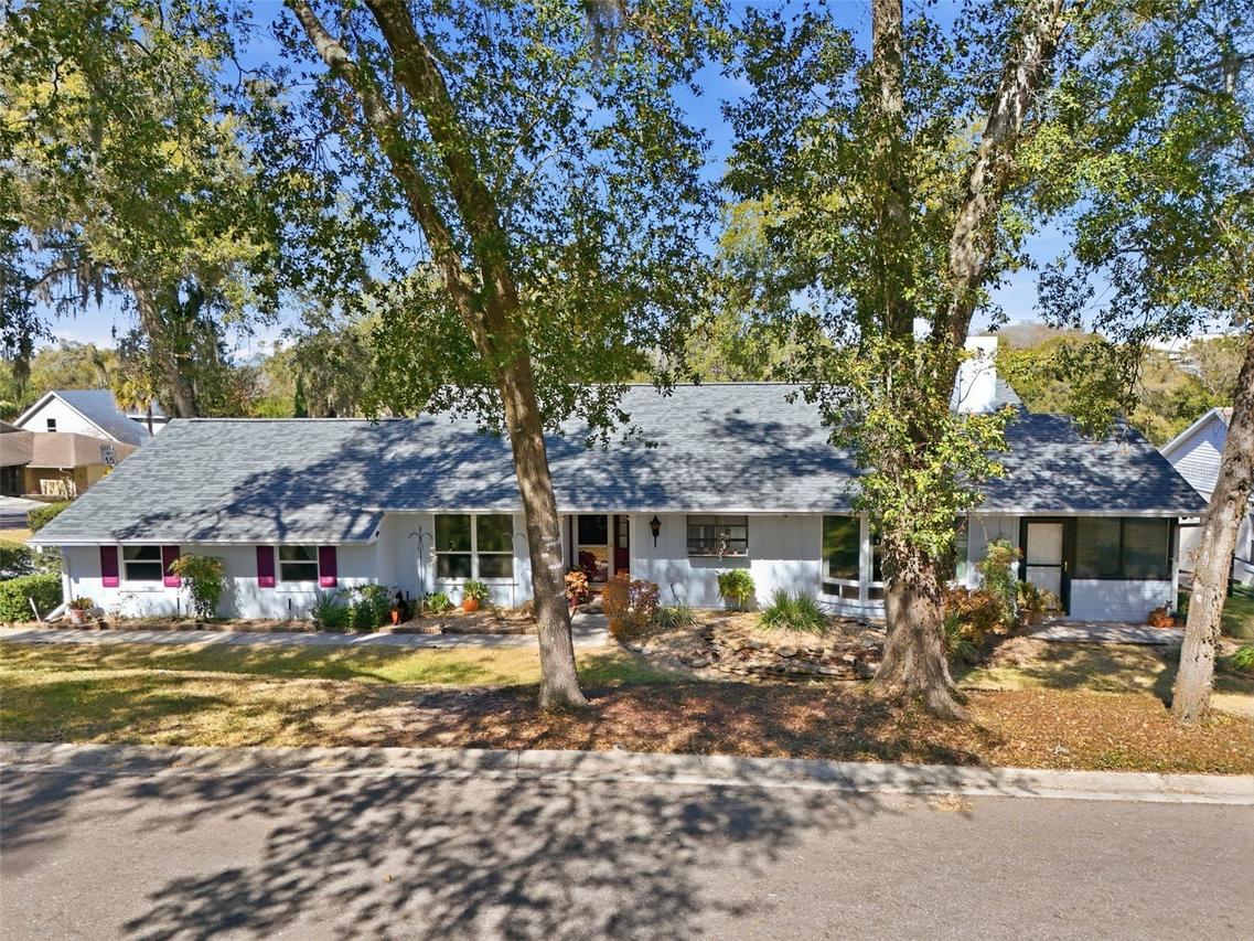 58 Townhill Dr., Eustis, FL 32726