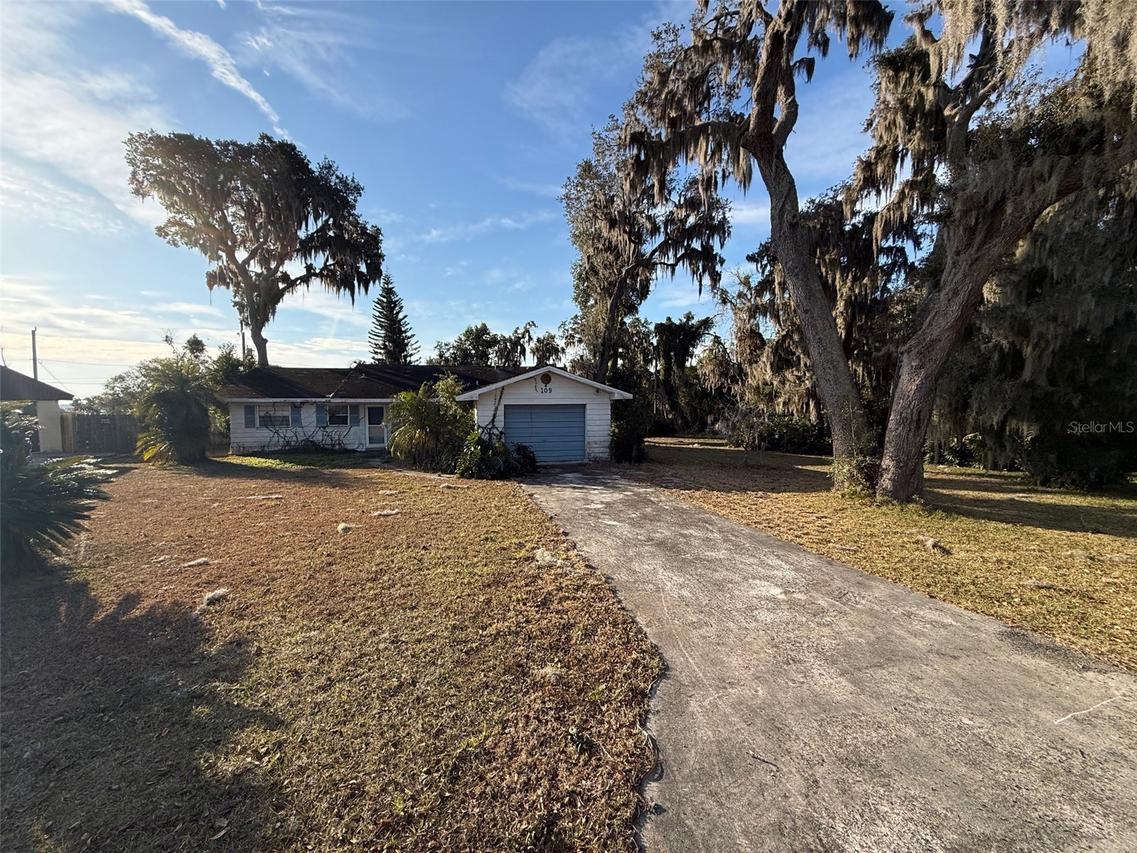 109 E Cedar St., Howey In The Hills, FL 34737