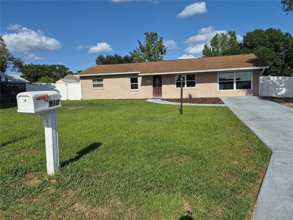 910 Druid Pl., Tavares, FL 32778