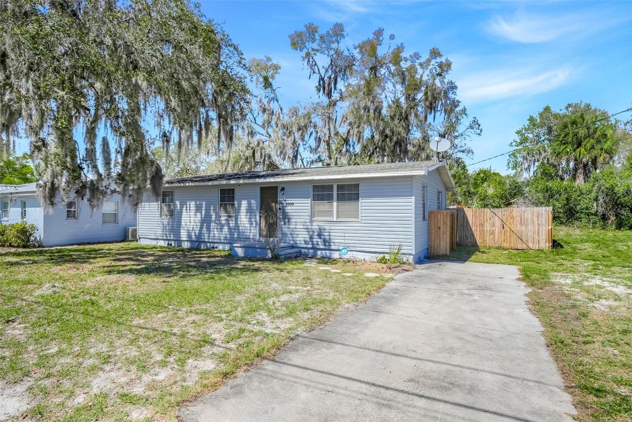 1009 E Hazzard Ave., Eustis, FL 32726