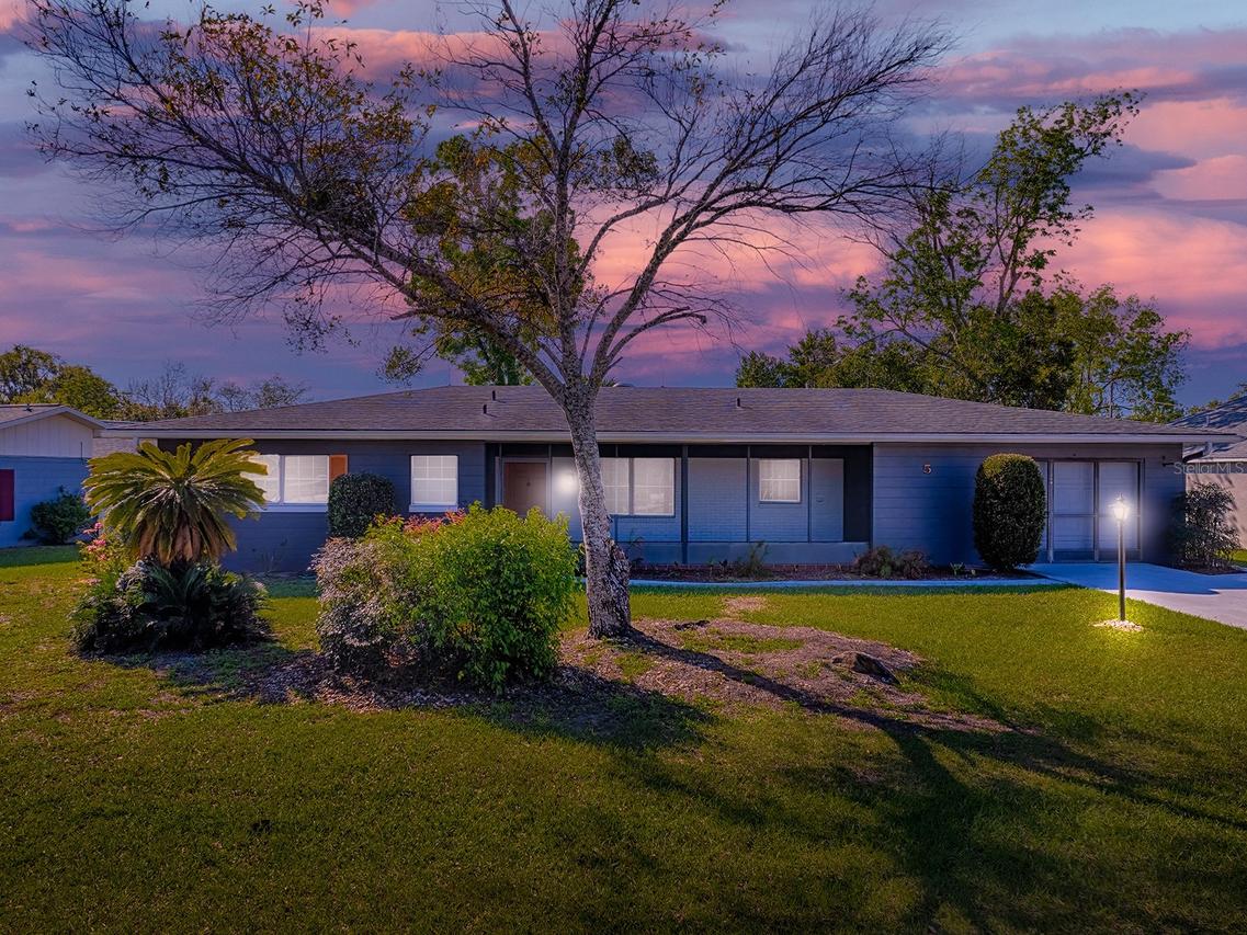 5 Oak St., Yalaha, FL 34797