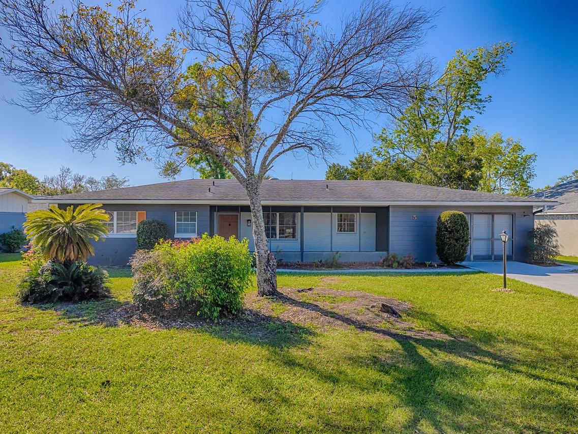 5 Oak St., Yalaha, FL 34797