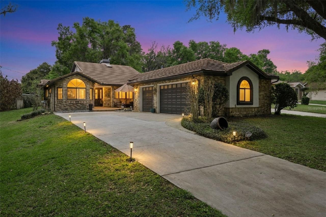 312 Waterwood Dr., Yalaha, FL 34797