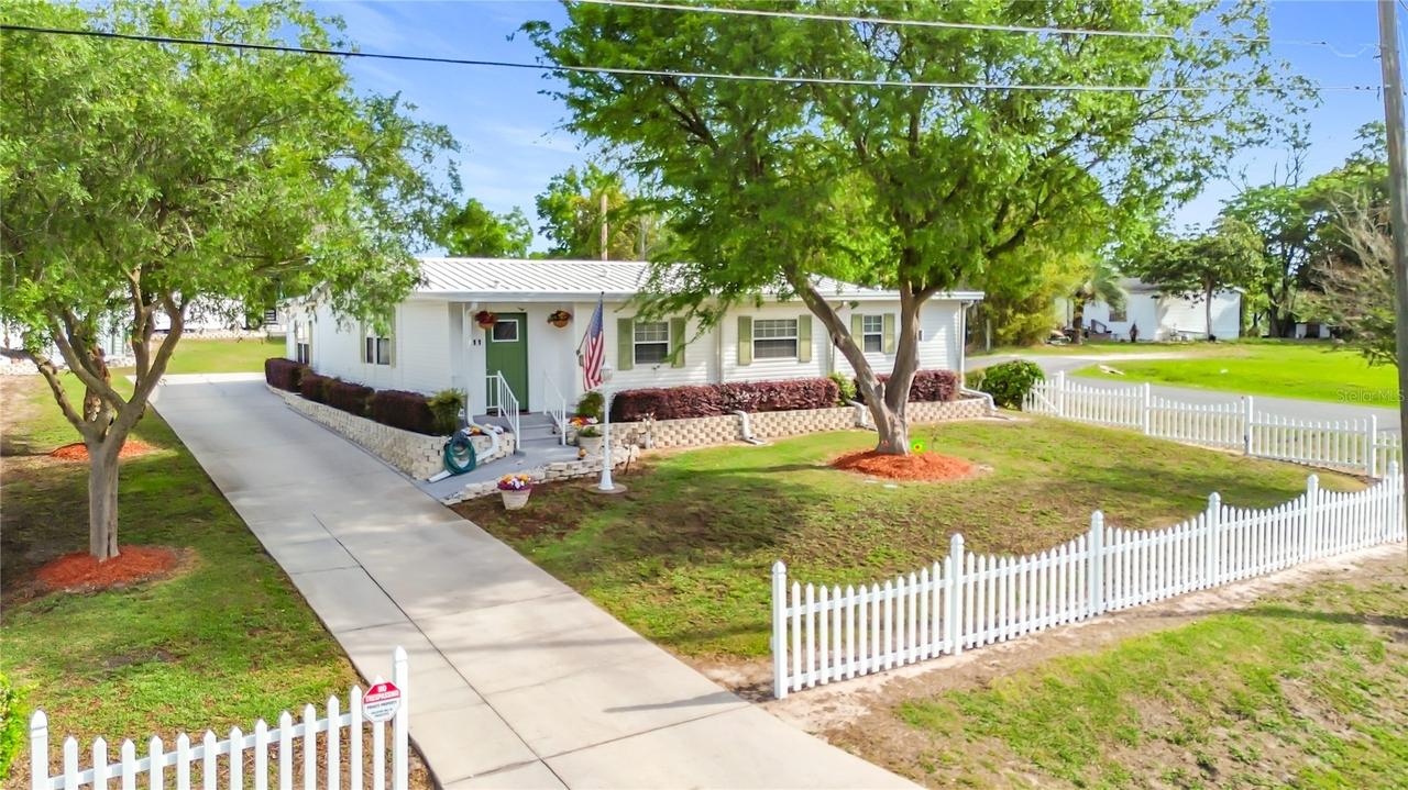 111 Mark Ave., Lady Lake, FL 32159