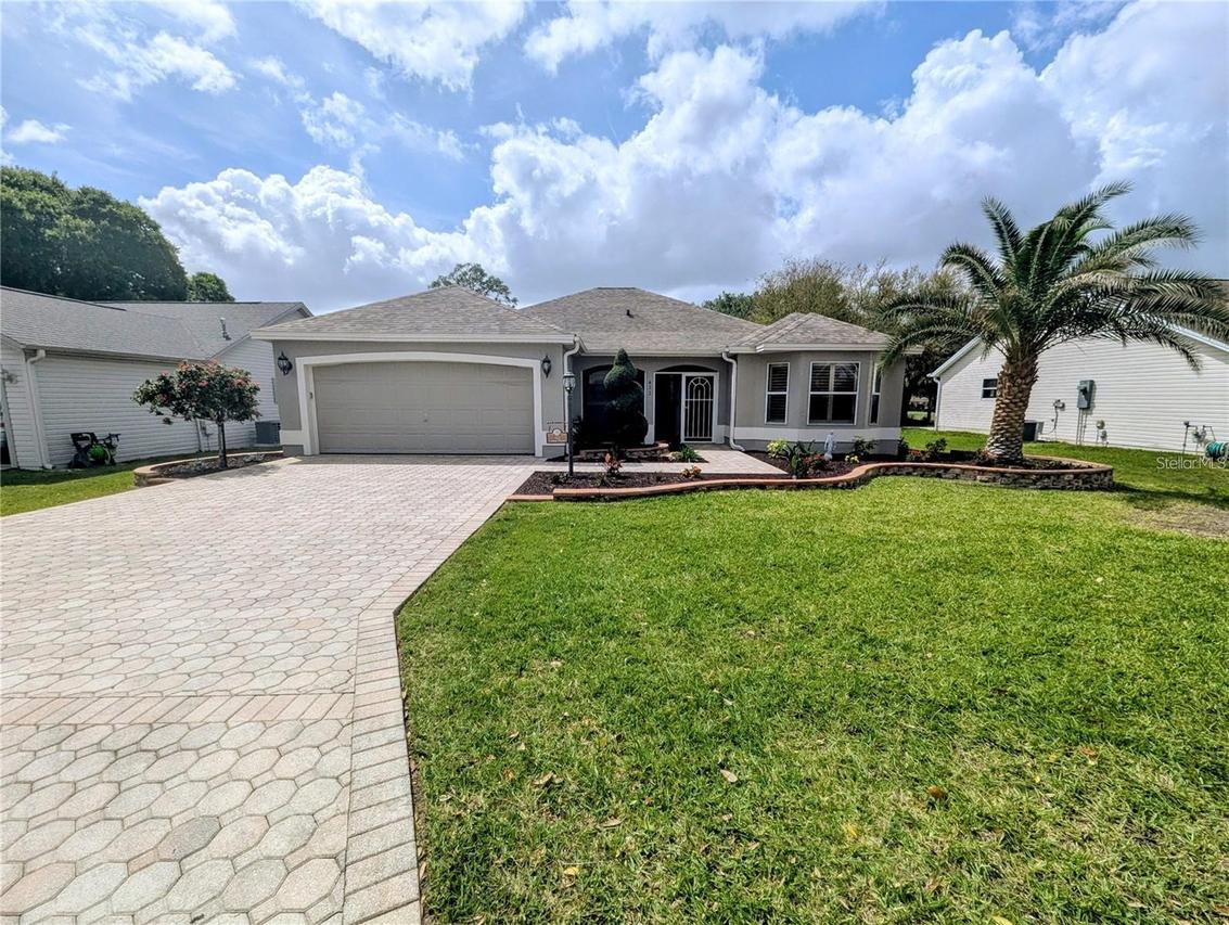 432 Loma Paseo Dr., Lady Lake, FL 32159