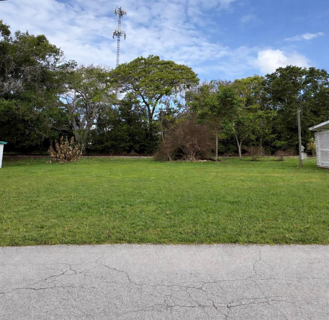 1338 Westland Dr., Tavares, FL 32778