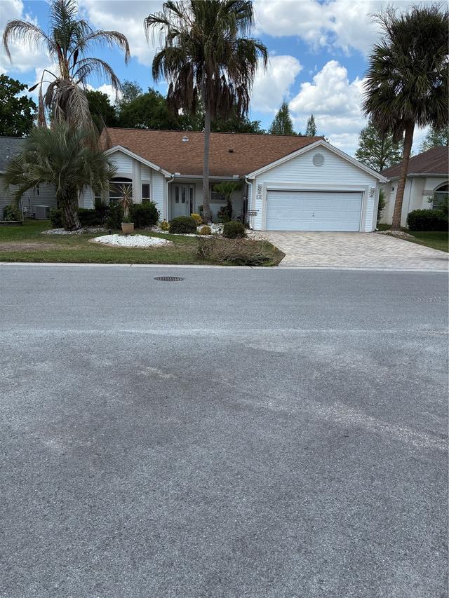 545 Carrera Dr., Lady Lake, FL 32159