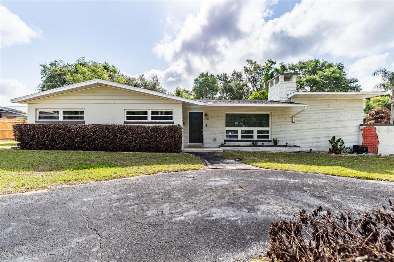 210 Donna St., Tavares, FL 32778