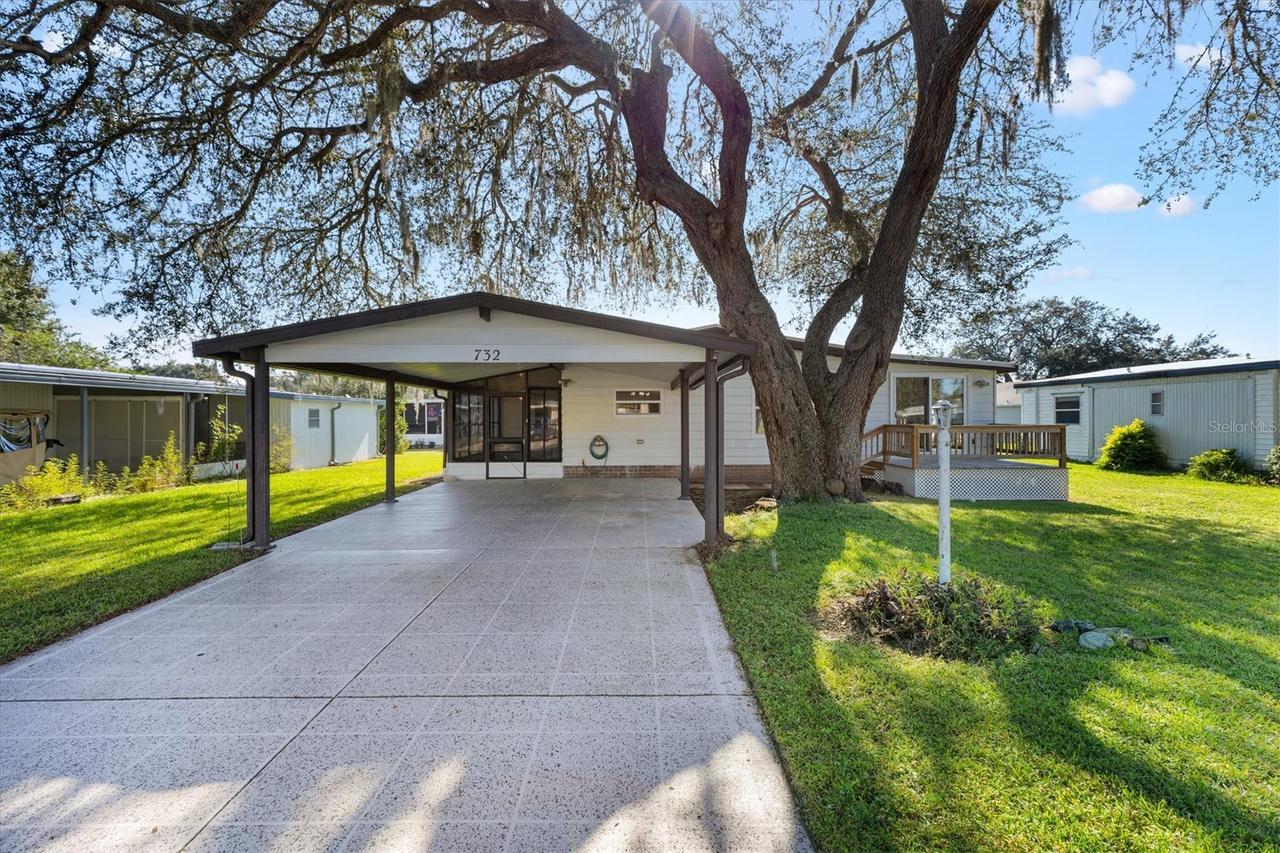732 Royal Palm Ave., Lady Lake, FL 32159