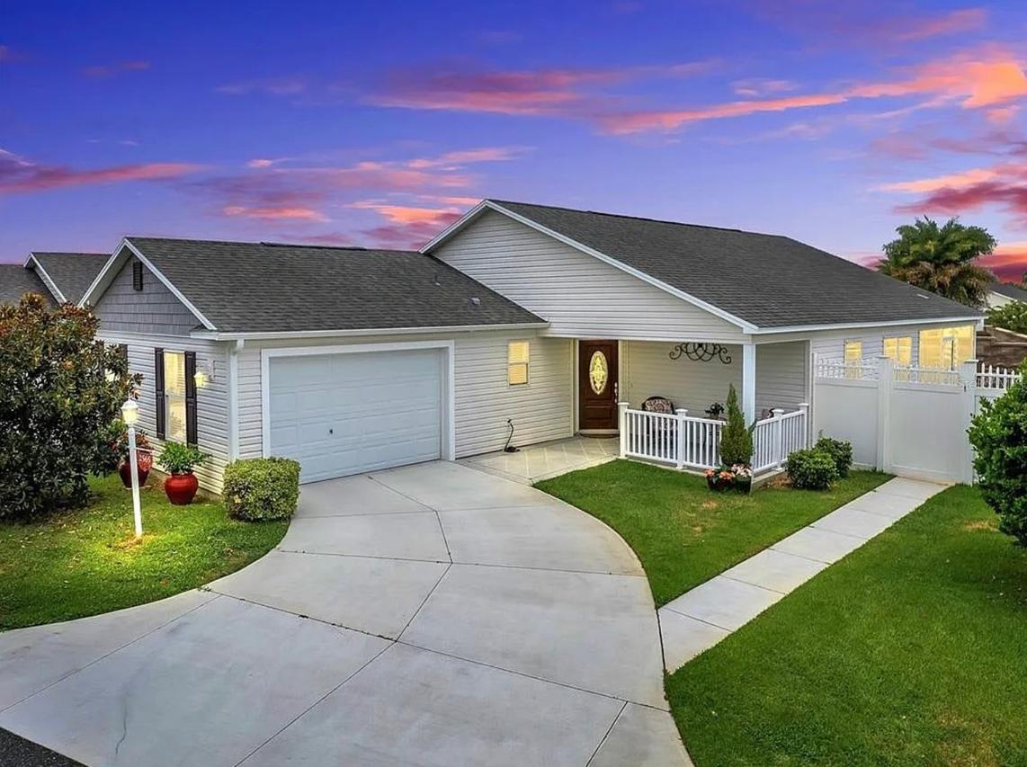 2565 Lindewood St., The Villages, FL 32163