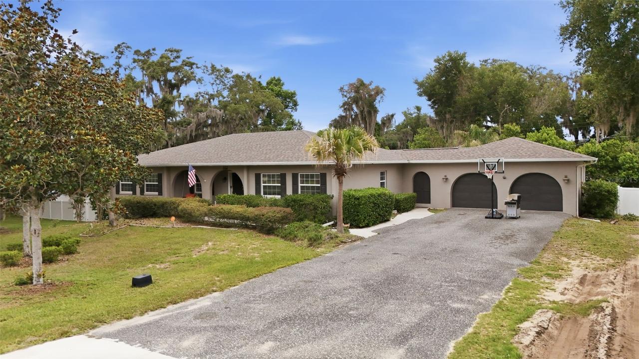 112 E Gardenia St., Howey In The Hills, FL 34737