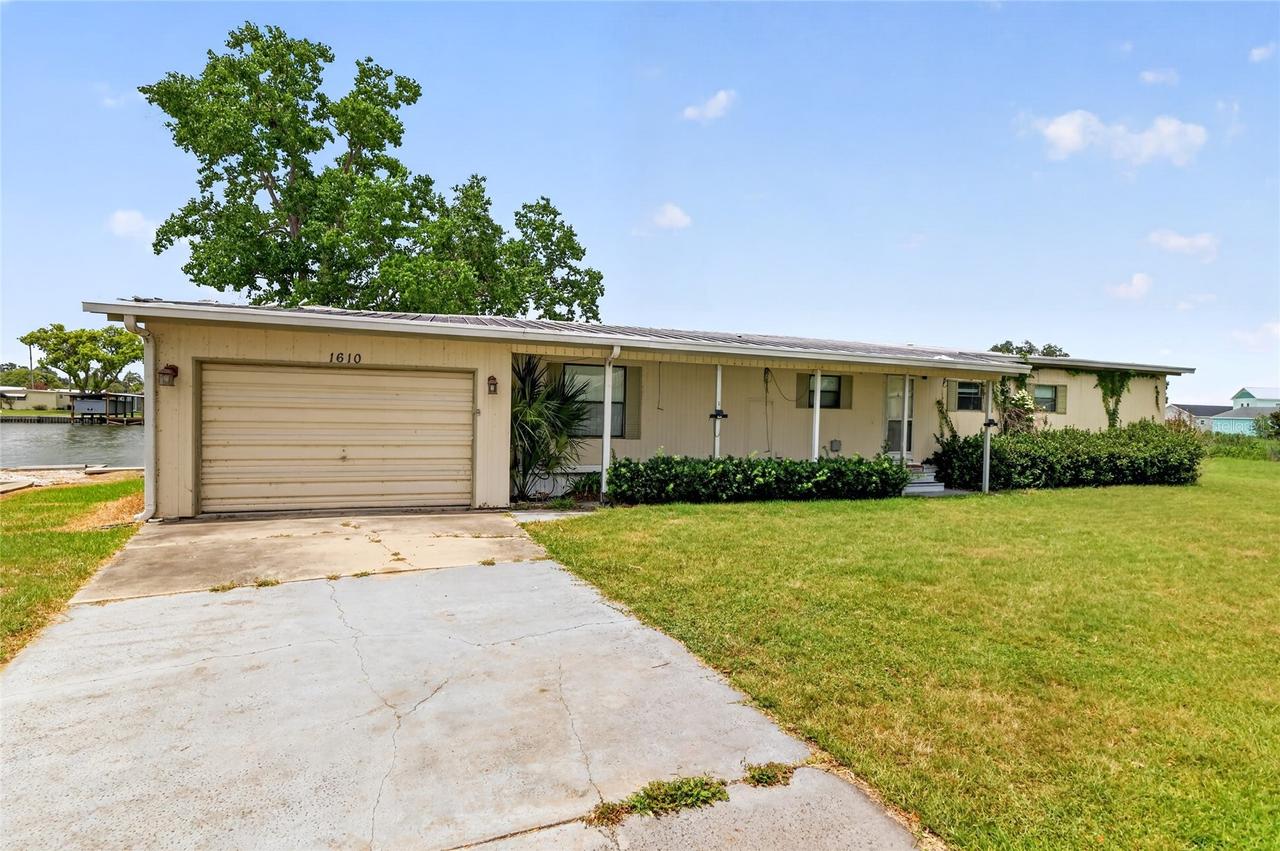 1610 Sunshine Ln., Tavares, FL 32778