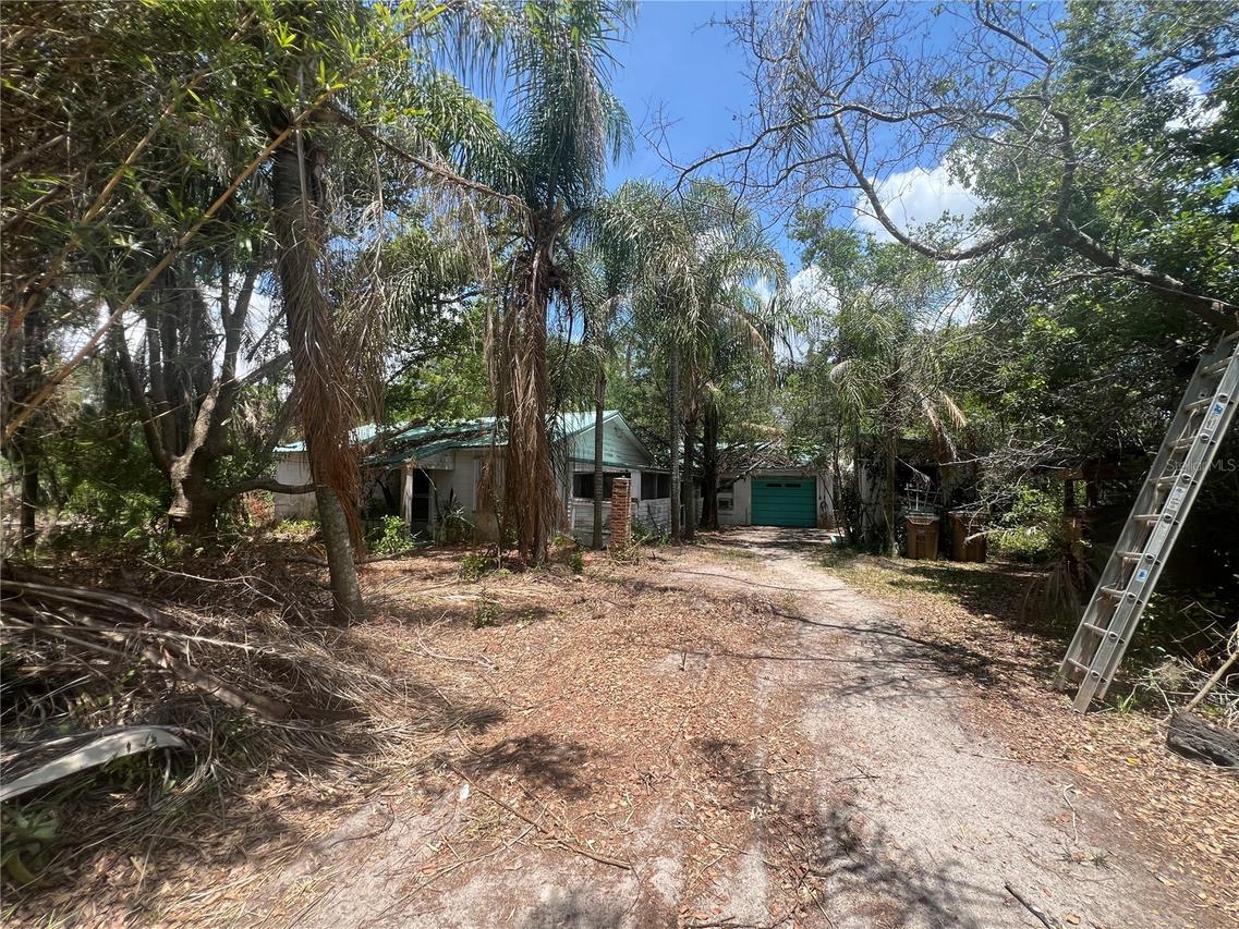 33845 Crestwood Ave., Leesburg, FL 34788