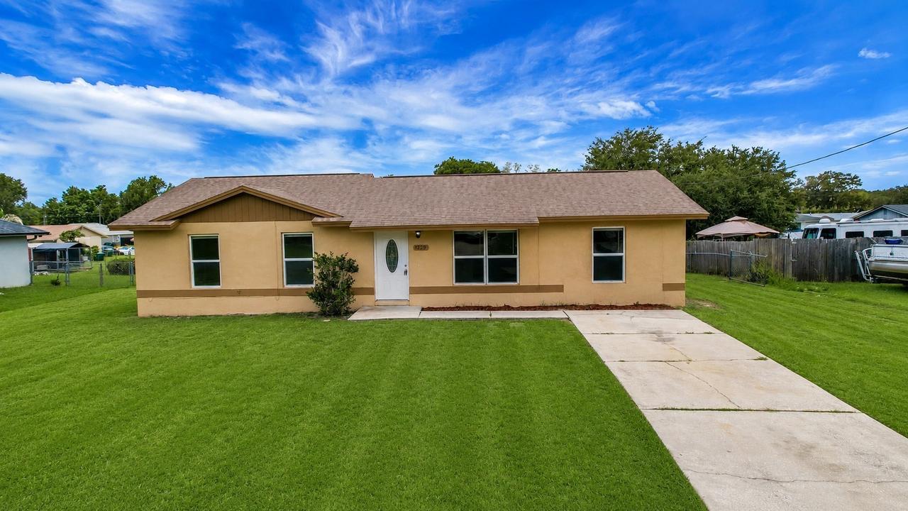 1229 Padgett Cir., Lady Lake, FL 32159