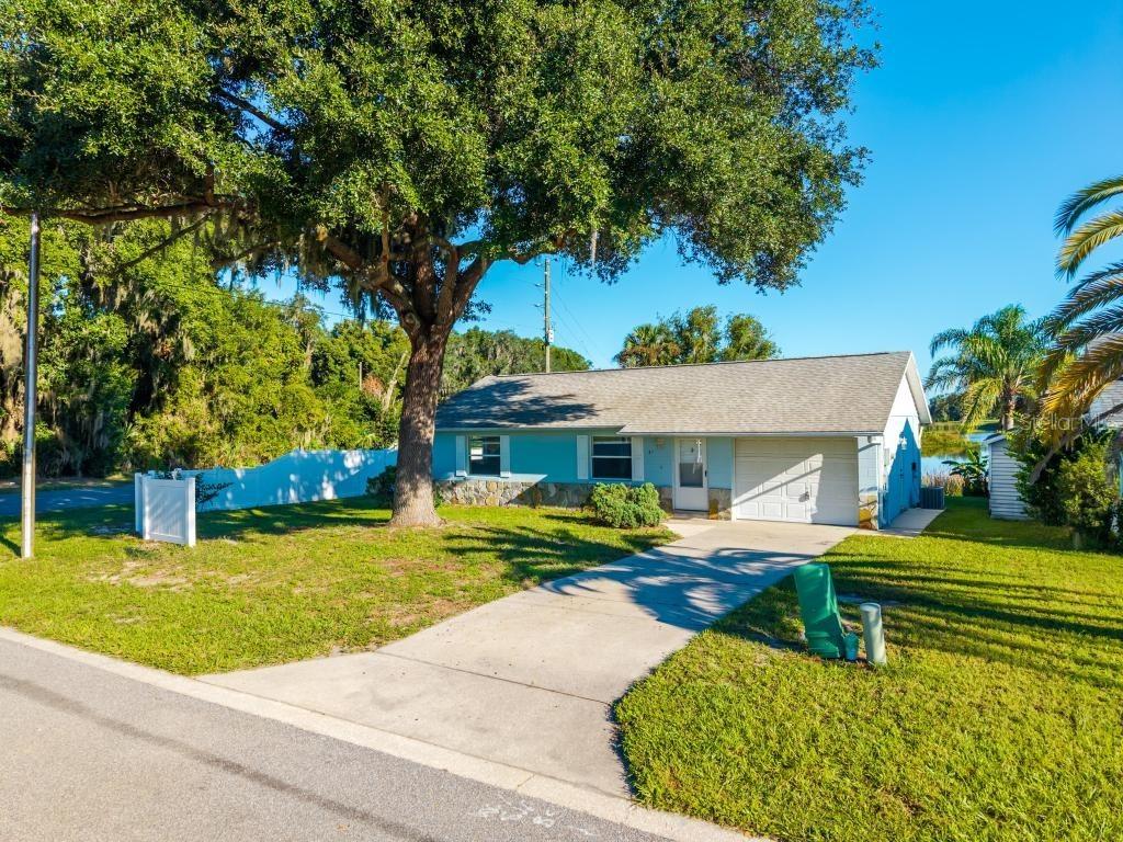 57 Cayman Cir., Umatilla, FL 32784