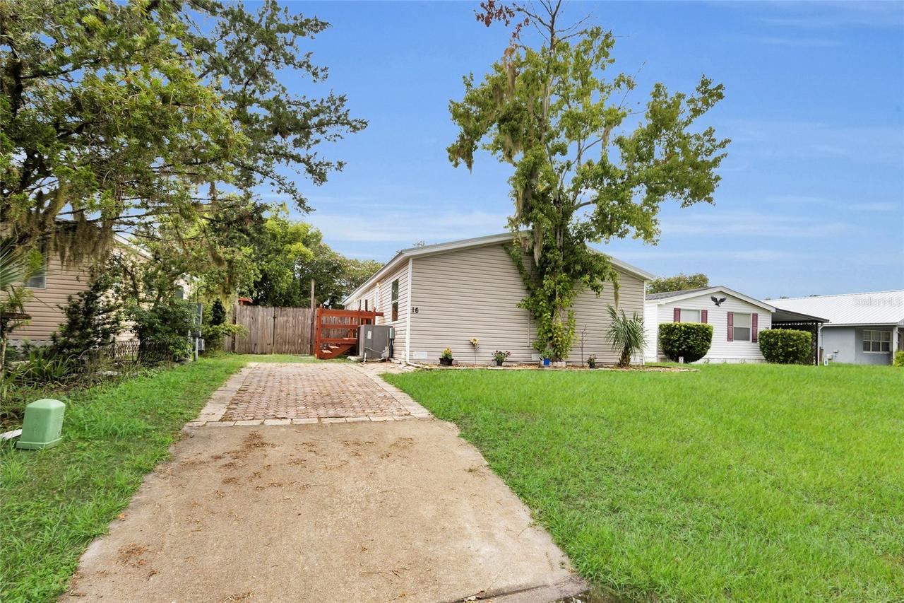 16 Cayman Cir., Umatilla, FL 32784