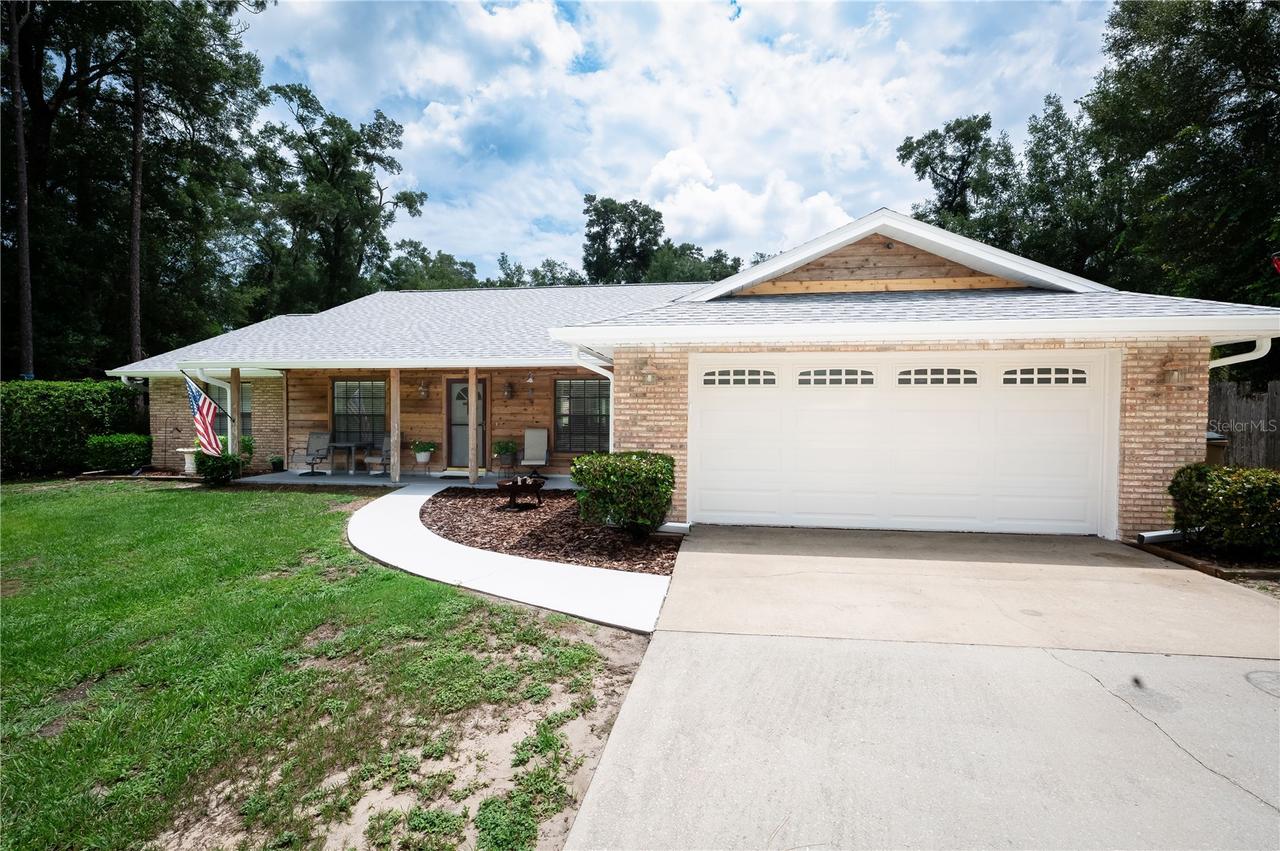 23816 Oak Tree Dr., Sorrento, FL 32776