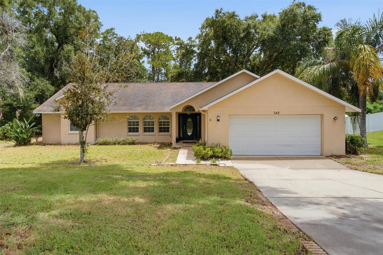 742 Woodview Dr., Tavares, FL 32778